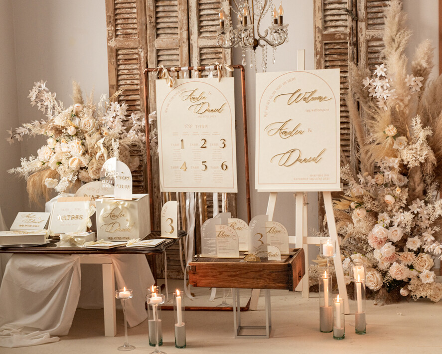 TISCHDEKORATIONSCHILDER   Samt Tischnummern und Dekoration Acrylbogen Tischnummer & Dinner-Menü-Kombination, gefrorenes Elfenbein-Acryl-Gold-Schild, goldene gefrostete Plexi-Velours-Tischnummern & Menü-Kombination, luxuriöse Hochzeits-Tischdekoration, Hochzeitsbeschilderung goldene Spiegeltischnummern & Menü