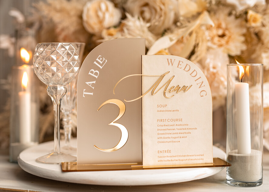 TISCHDEKORATIONSCHILDER   Samt Tischnummern und Dekoration Acrylbogen Tischnummer & Dinner-Menü-Kombination, gefrorenes Elfenbein-Acryl-Gold-Schild, goldene gefrostete Plexi-Velours-Tischnummern & Menü-Kombination, luxuriöse Hochzeits-Tischdekoration, Hochzeitsbeschilderung goldene Spiegeltischnummern & Menü