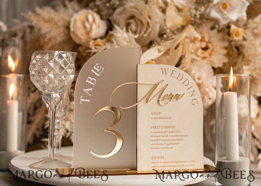 TISCHDEKORATIONSCHILDER   Samt Tischnummern und Dekoration Acrylbogen Tischnummer & Dinner-Menü-Kombination, gefrorenes Elfenbein-Acryl-Gold-Schild, goldene gefrostete Plexi-Velours-Tischnummern & Menü-Kombination, luxuriöse Hochzeits-Tischdekoration, Hochzeitsbeschilderung goldene Spiegeltischnummern & Menü