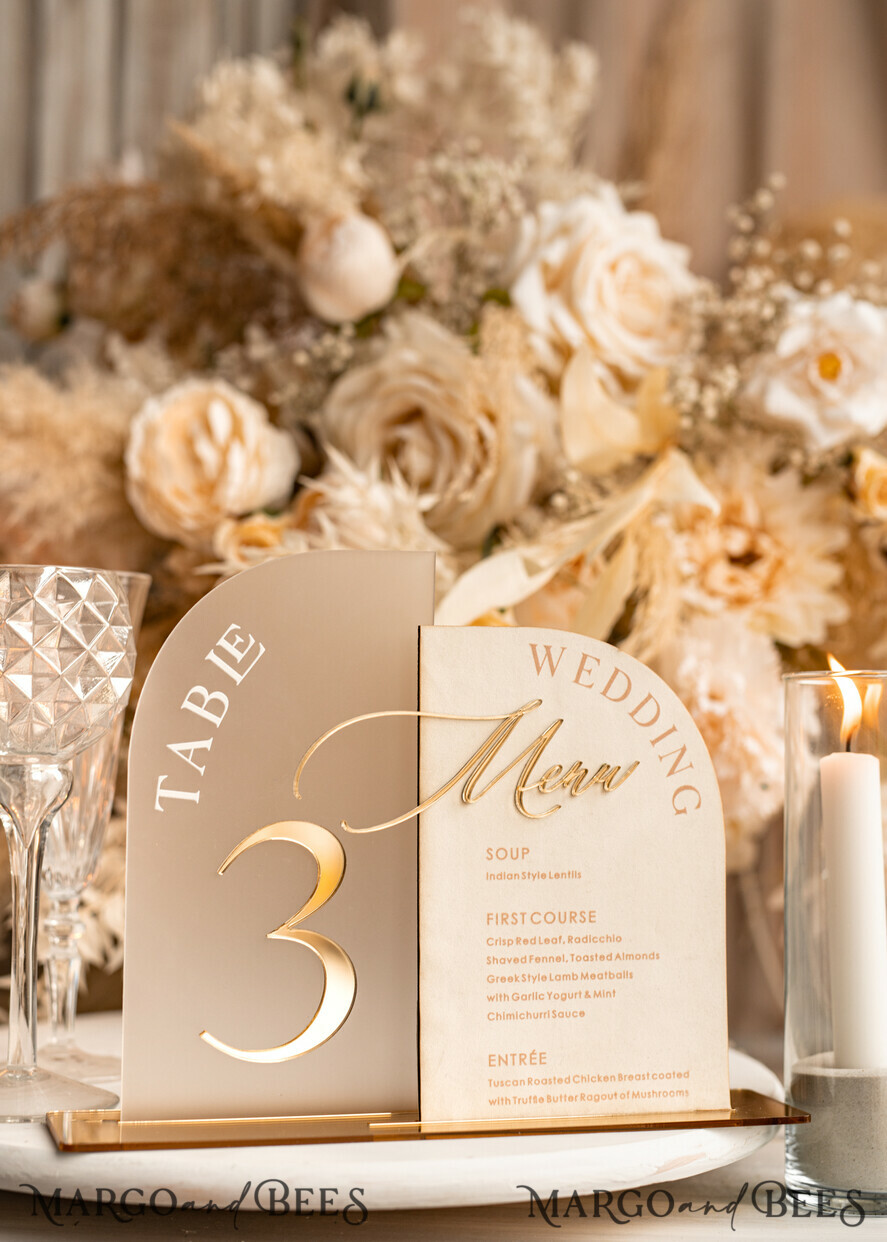 TISCHDEKORATIONSCHILDER   Samt Tischnummern und Dekoration Acrylbogen Tischnummer & Dinner-Menü-Kombination, gefrorenes Elfenbein-Acryl-Gold-Schild, goldene gefrostete Plexi-Velours-Tischnummern & Menü-Kombination, luxuriöse Hochzeits-Tischdekoration, Hochzeitsbeschilderung goldene Spiegeltischnummern & Menü