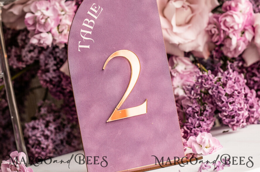TISCHDEKORATIONSCHILDER   Samt Tischnummern und Dekoration Mauve-Velours-Tischnummer, Gold-Acryl-Halbbogen-Tischschild, Staubige-Rose-Velours-Hochzeitstischnummer mit Ständer, Gold-Plexi-Lila-Tischnummern MvS