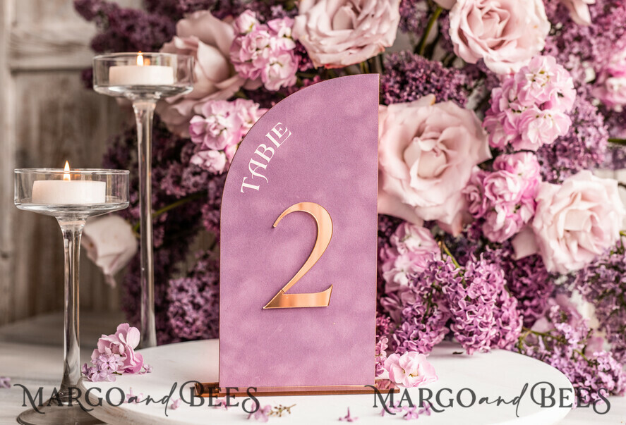 TISCHDEKORATIONSCHILDER   Samt Tischnummern und Dekoration Mauve-Velours-Tischnummer, Gold-Acryl-Halbbogen-Tischschild, Staubige-Rose-Velours-Hochzeitstischnummer mit Ständer, Gold-Plexi-Lila-Tischnummern MvS
