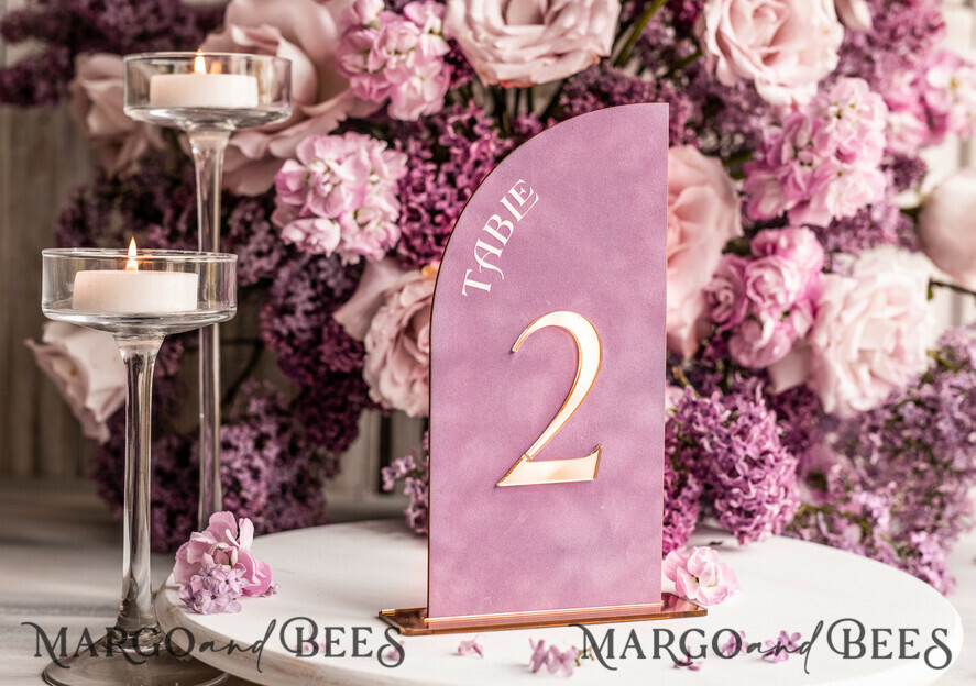 TISCHDEKORATIONSCHILDER   Samt Tischnummern und Dekoration Mauve-Velours-Tischnummer, Gold-Acryl-Halbbogen-Tischschild, Staubige-Rose-Velours-Hochzeitstischnummer mit Ständer, Gold-Plexi-Lila-Tischnummern MvS