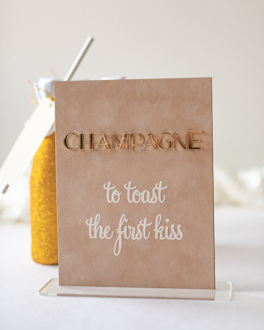 TISCHDEKORATIONSCHILDER   Samt Tischnummern und Dekoration Luxuriöse Samt Champagner Tischnummer mit Ständer, Beige und Gold Hochzeits Tischdekoration, 3D goldene Buchstaben Tischnummern, Samt Hochzeitsbeschilderung, Hochzeitsanstoßen Schild