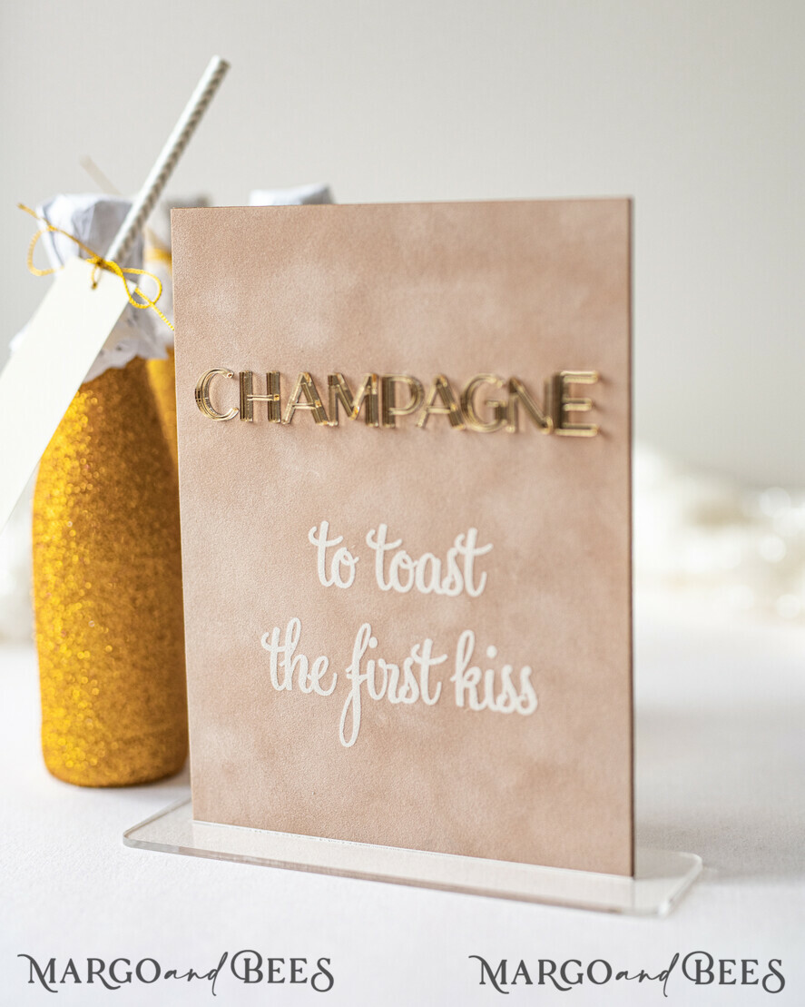 TISCHDEKORATIONSCHILDER   Samt Tischnummern und Dekoration Luxuriöse Samt Champagner Tischnummer mit Ständer, Beige und Gold Hochzeits Tischdekoration, 3D goldene Buchstaben Tischnummern, Samt Hochzeitsbeschilderung, Hochzeitsanstoßen Schild