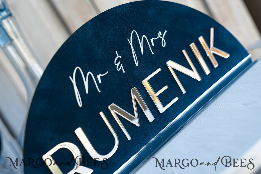 TISCHDEKORATIONSCHILDER   Samt Tischnummern und Dekoration Silberne Acryl-Top-Tisch Mr und Mrs-Schilder mit Ständer, dunkelblaue Samt-Silber-Spiegel-Tischschilder, marineblaue Silber-Plexiglas-Top-Tisch Mr und Mrs-Schilder, luxuriöse Hochzeits-Tischdekorationen Tischmittelstücke.