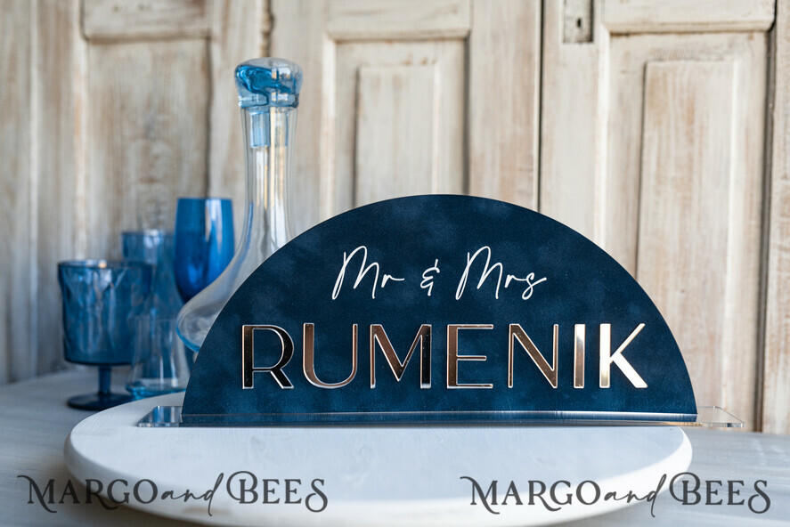 TISCHDEKORATIONSCHILDER   Samt Tischnummern und Dekoration Silberne Acryl-Top-Tisch Mr und Mrs-Schilder mit Ständer, dunkelblaue Samt-Silber-Spiegel-Tischschilder, marineblaue Silber-Plexiglas-Top-Tisch Mr und Mrs-Schilder, luxuriöse Hochzeits-Tischdekorationen Tischmittelstücke.