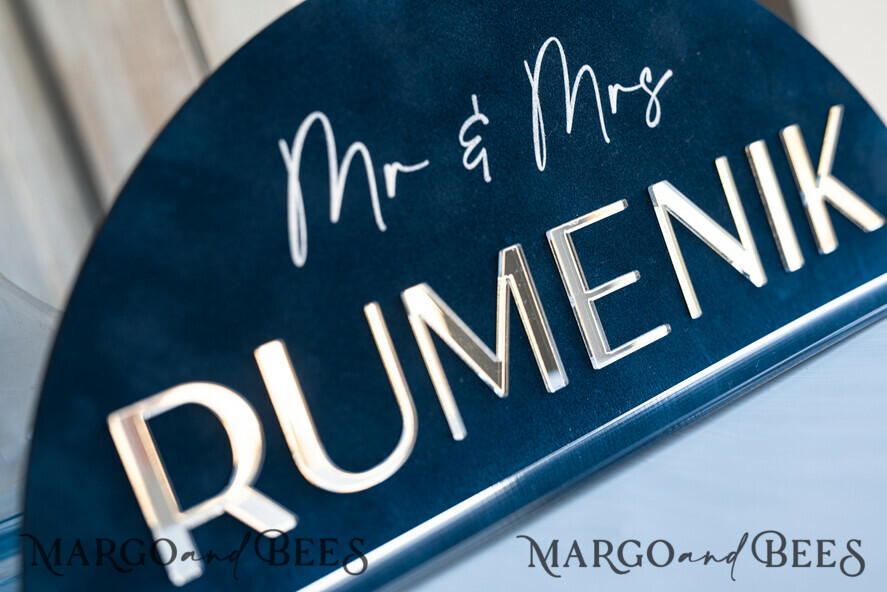 TISCHDEKORATIONSCHILDER   Samt Tischnummern und Dekoration Silberne Acryl-Top-Tisch Mr und Mrs-Schilder mit Ständer, dunkelblaue Samt-Silber-Spiegel-Tischschilder, marineblaue Silber-Plexiglas-Top-Tisch Mr und Mrs-Schilder, luxuriöse Hochzeits-Tischdekorationen Tischmittelstücke.