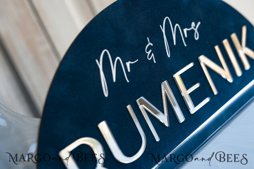 TISCHDEKORATIONSCHILDER   Samt Tischnummern und Dekoration Silberne Acryl-Top-Tisch Mr und Mrs-Schilder mit Ständer, dunkelblaue Samt-Silber-Spiegel-Tischschilder, marineblaue Silber-Plexiglas-Top-Tisch Mr und Mrs-Schilder, luxuriöse Hochzeits-Tischdekorationen Tischmittelstücke.