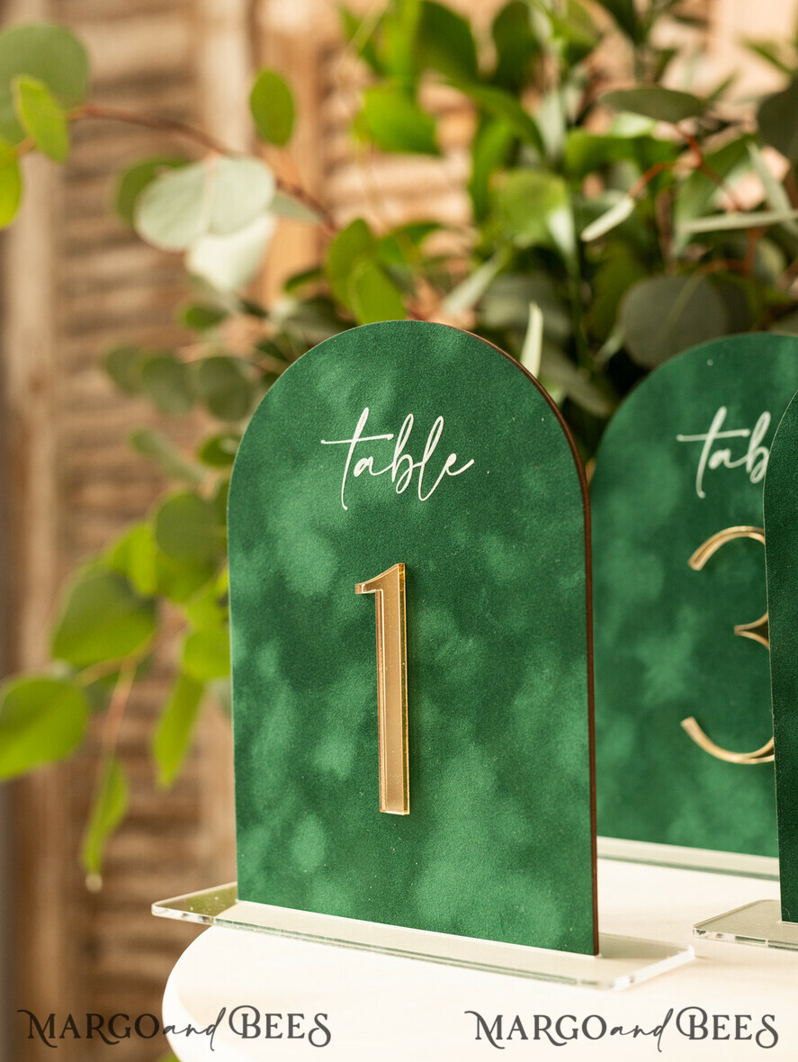 TISCHDEKORATIONSCHILDER   Samt Tischnummern und Dekoration Arch Tischnummer, Luxus grünes Samt gewölbtes Tischnummern mit Acrylständer, grüne und goldene Hochzeits Tischdekoration, 3D goldene Buchstaben, Hochzeitsbeschilderung