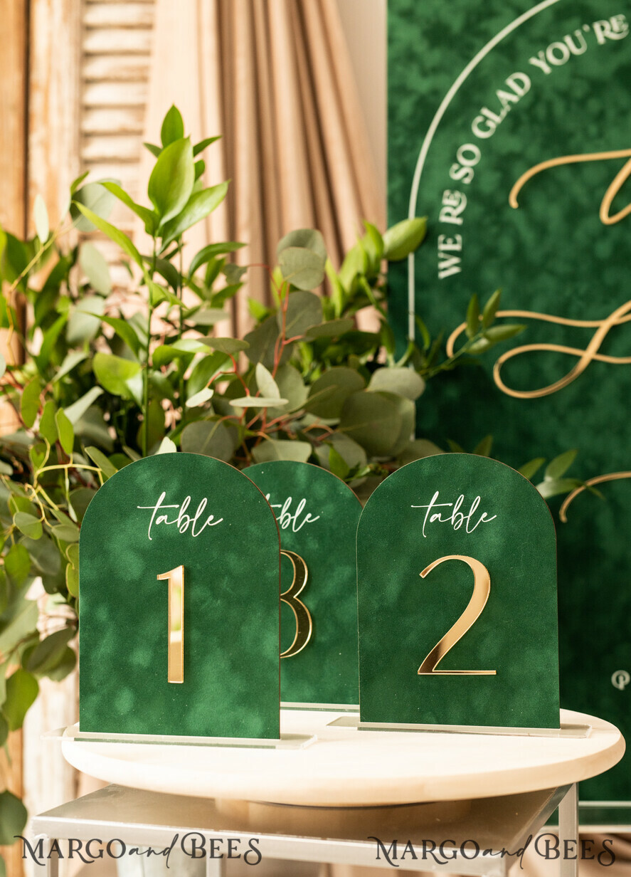 TISCHDEKORATIONSCHILDER   Samt Tischnummern und Dekoration Arch Tischnummer, Luxus grünes Samt gewölbtes Tischnummern mit Acrylständer, grüne und goldene Hochzeits Tischdekoration, 3D goldene Buchstaben, Hochzeitsbeschilderung