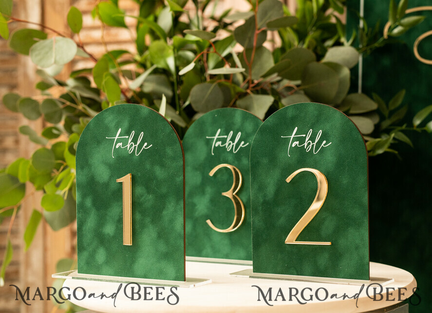 TISCHDEKORATIONSCHILDER   Samt Tischnummern und Dekoration Arch Tischnummer, Luxus grünes Samt gewölbtes Tischnummern mit Acrylständer, grüne und goldene Hochzeits Tischdekoration, 3D goldene Buchstaben, Hochzeitsbeschilderung