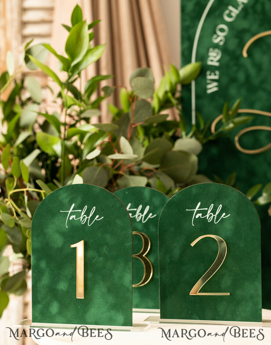 TISCHDEKORATIONSCHILDER   Samt Tischnummern und Dekoration Arch Tischnummer, Luxus grünes Samt gewölbtes Tischnummern mit Acrylständer, grüne und goldene Hochzeits Tischdekoration, 3D goldene Buchstaben, Hochzeitsbeschilderung