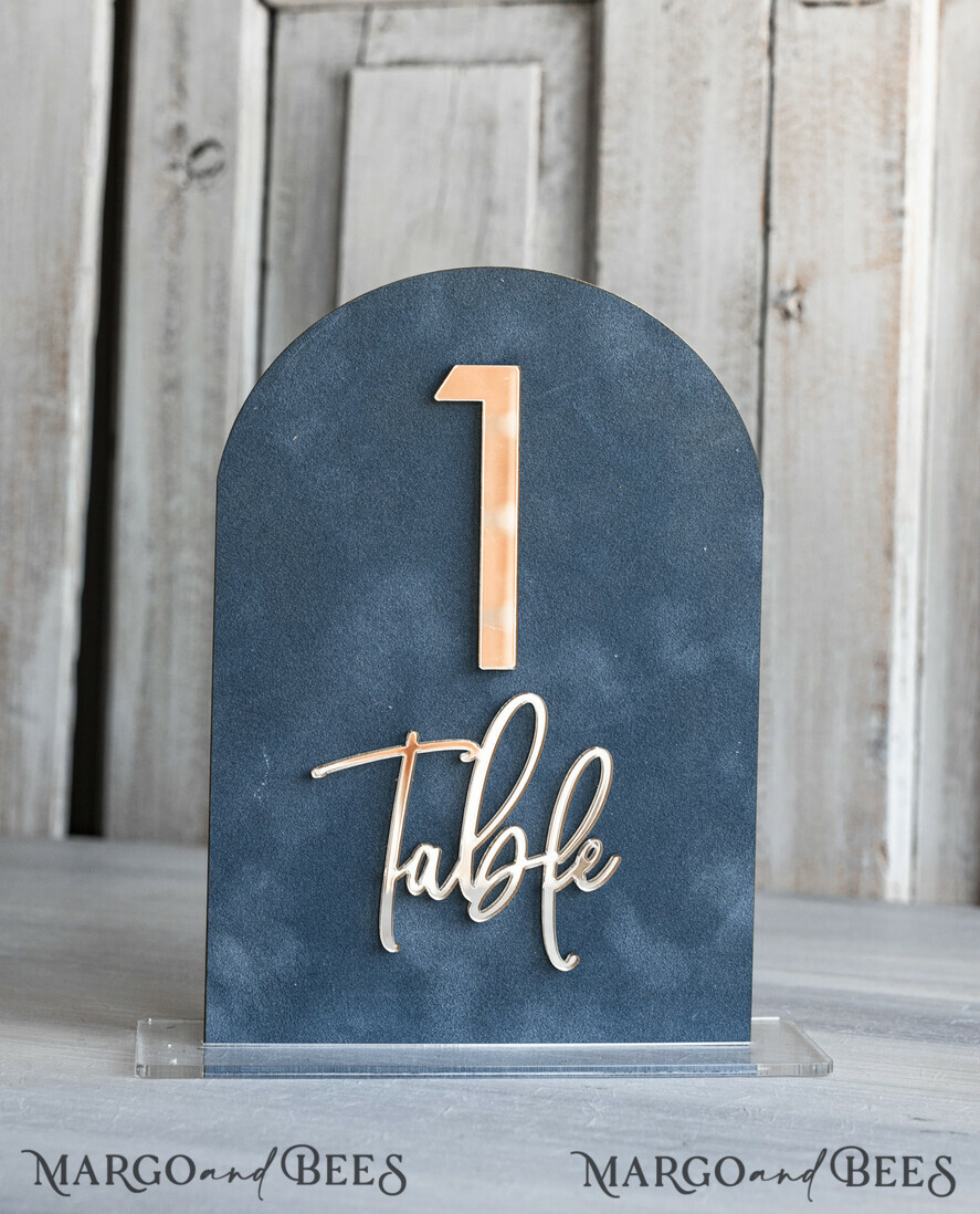 TISCHDEKORATIONSCHILDER   Samt Tischnummern und Dekoration staubiger blauer Hochzeitstisch Nummer, Acrylbogen Samt Tischschild, Tisch Gold Plexiglas Tischschild, elegante luxuriöse Hochzeitstischdekoration, Boho Glam Hochzeitsschild Silber Spiegel Tischschild
