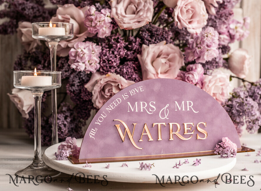 TISCHDEKORATIONSCHILDER   Samt Tischnummern und Dekoration Staubige Rose Goldene Acryl Tisch-Tafeln Mr & Mrs mit Ständer, Mauve Samt Gold Tischschild, Acryl Lila Tischschild, Lila Goldene Hochzeits Tischdekoration