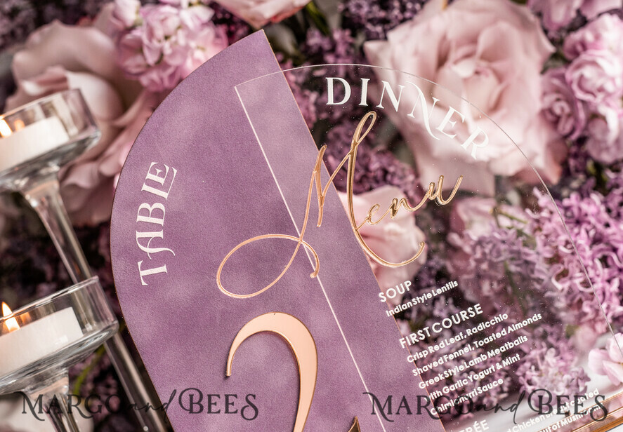 TISCHDEKORATIONSCHILDER   Samt Tischnummern und Dekoration Mauve-Acryl-gestellte Tischnummern und Menü-Set, klare Acryl- und staubige rosafarbene Samtschilder, goldene Tischnummern und Menü-Kombination, lila-goldene Samttischnummern
