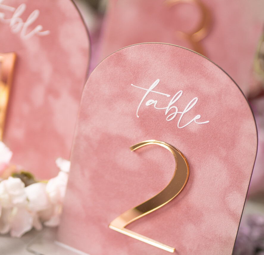 TISCHDEKORATIONSCHILDER   Samt Tischnummern und Dekoration Arch Tischnummer, Luxus Blush Pink Samt Bogen Tischnummern mit Acrylständer, blush pink und Gold Hochzeitstischdeko, 3D Goldene Buchstaben, Hochzeitsbeschilderung