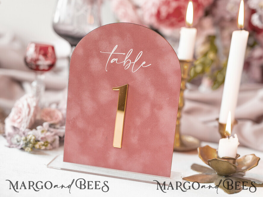 TISCHDEKORATIONSCHILDER   Samt Tischnummern und Dekoration Arch Tischnummer, Luxus Blush Pink Samt Bogen Tischnummern mit Acrylständer, blush pink und Gold Hochzeitstischdeko, 3D Goldene Buchstaben, Hochzeitsbeschilderung
