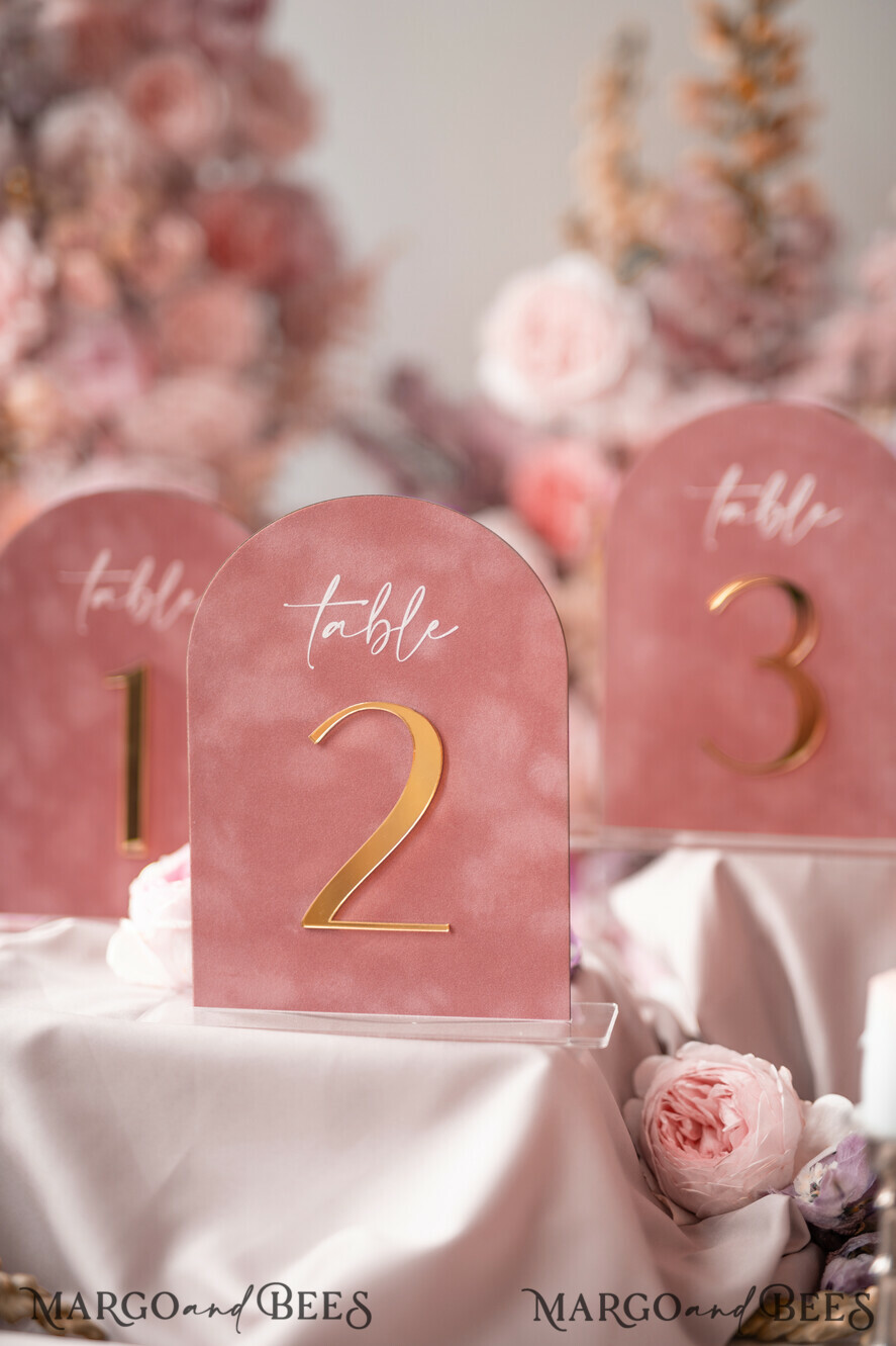 TISCHDEKORATIONSCHILDER   Samt Tischnummern und Dekoration Arch Tischnummer, Luxus Blush Pink Samt Bogen Tischnummern mit Acrylständer, blush pink und Gold Hochzeitstischdeko, 3D Goldene Buchstaben, Hochzeitsbeschilderung