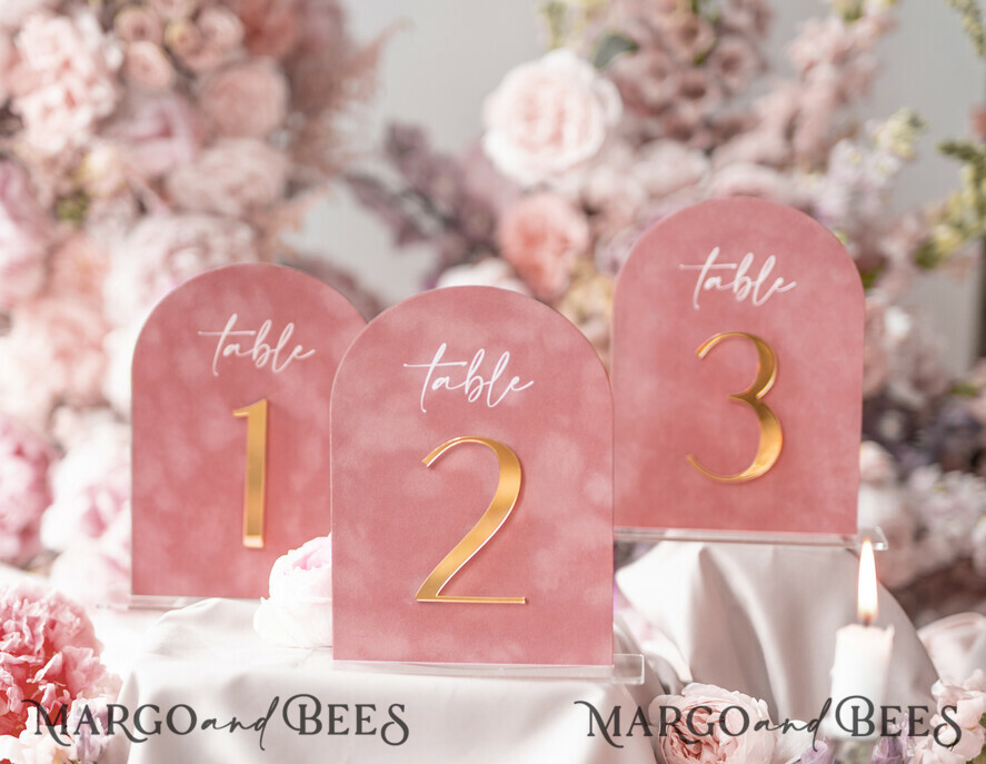 TISCHDEKORATIONSCHILDER   Samt Tischnummern und Dekoration Arch Tischnummer, Luxus Blush Pink Samt Bogen Tischnummern mit Acrylständer, blush pink und Gold Hochzeitstischdeko, 3D Goldene Buchstaben, Hochzeitsbeschilderung