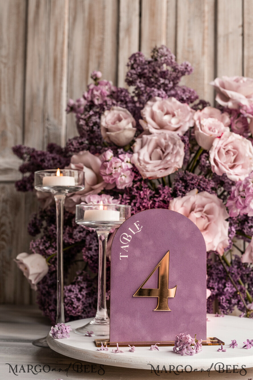 TISCHDEKORATIONSCHILDER   Samt Tischnummern und Dekoration Mauve Acryl Bogen Tisch Nummer, Staubige Rose Samt Tischschild, Gold Plexi Samt Tischnummern in Staubigem Blau, Lila Hochzeits Tischnummer mit Ständer