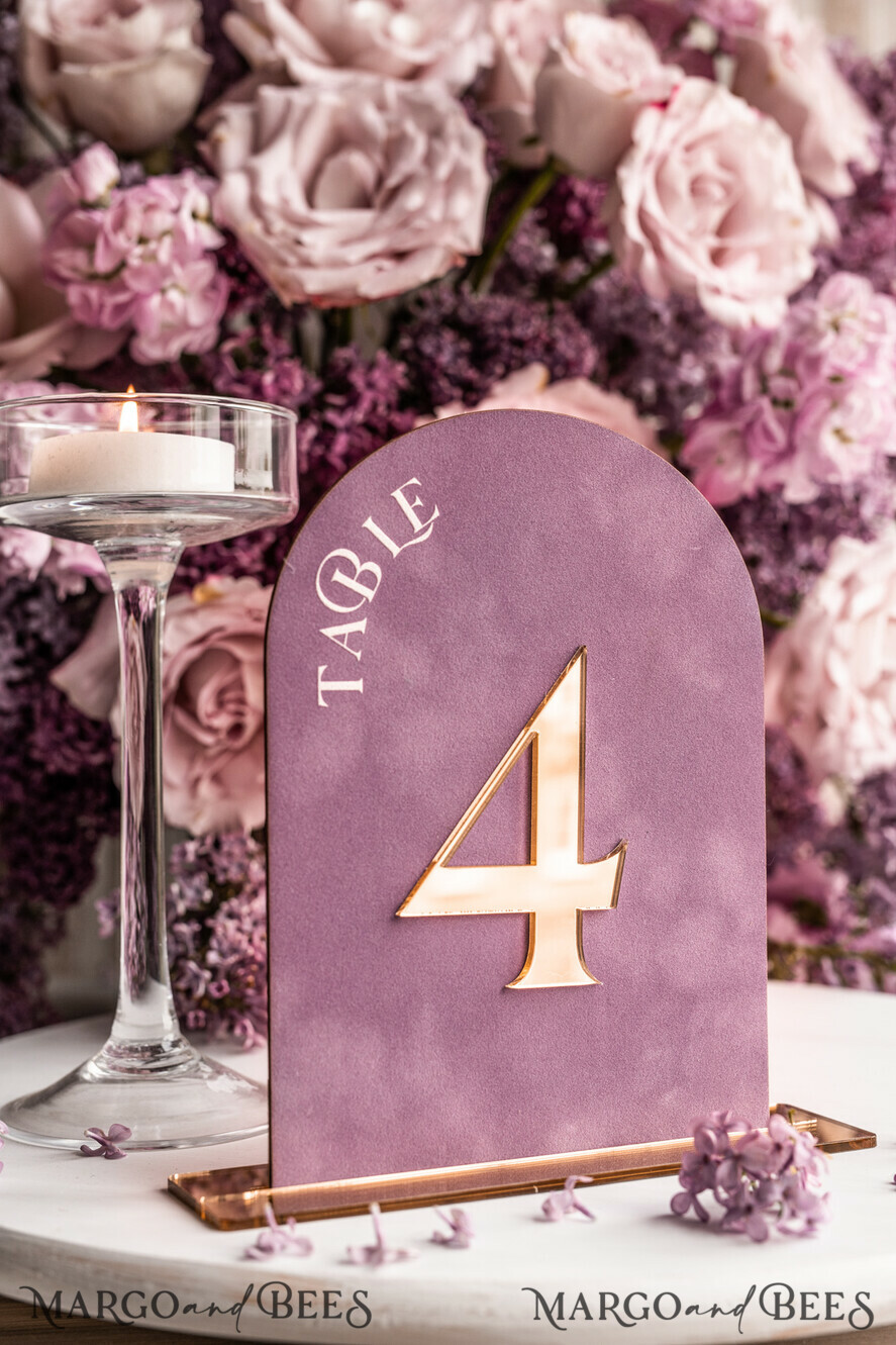 TISCHDEKORATIONSCHILDER   Samt Tischnummern und Dekoration Mauve Acryl Bogen Tisch Nummer, Staubige Rose Samt Tischschild, Gold Plexi Samt Tischnummern in Staubigem Blau, Lila Hochzeits Tischnummer mit Ständer