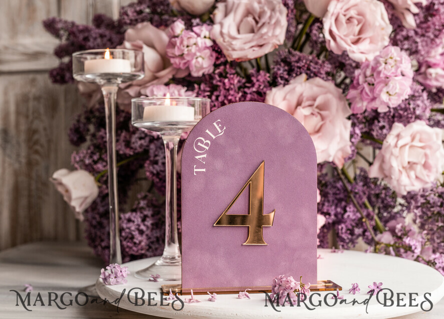 TISCHDEKORATIONSCHILDER   Samt Tischnummern und Dekoration Mauve Acryl Bogen Tisch Nummer, Staubige Rose Samt Tischschild, Gold Plexi Samt Tischnummern in Staubigem Blau, Lila Hochzeits Tischnummer mit Ständer