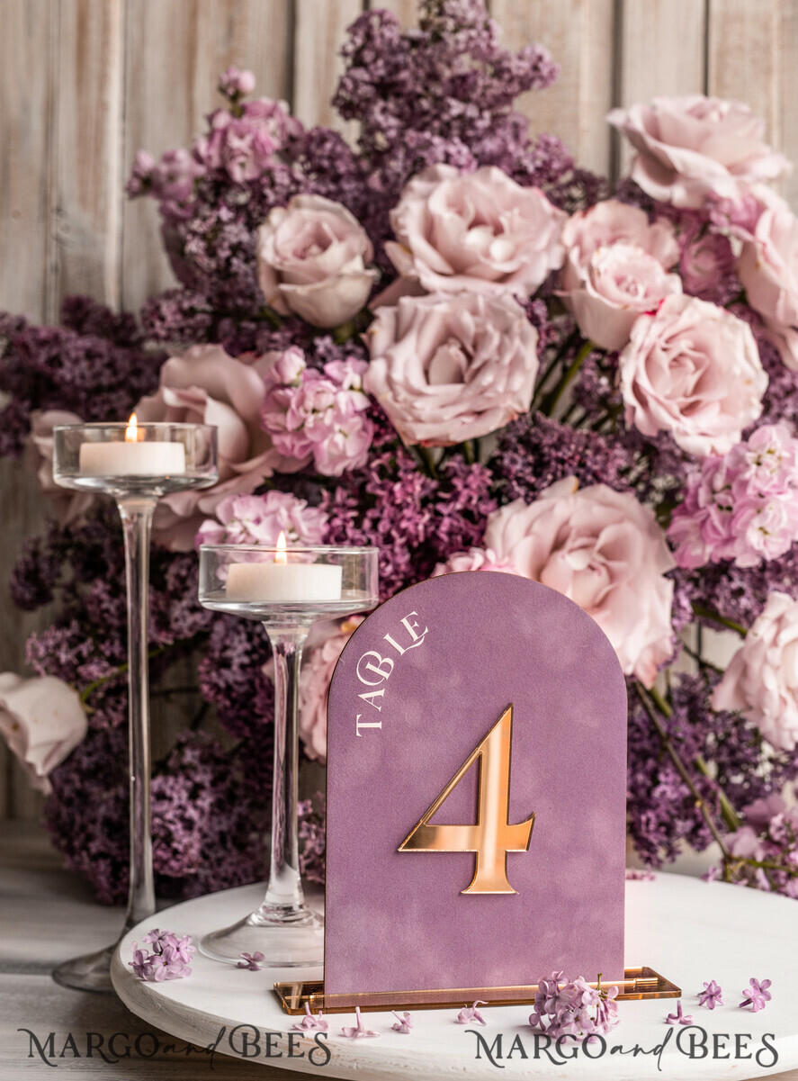TISCHDEKORATIONSCHILDER   Samt Tischnummern und Dekoration Mauve Acryl Bogen Tisch Nummer, Staubige Rose Samt Tischschild, Gold Plexi Samt Tischnummern in Staubigem Blau, Lila Hochzeits Tischnummer mit Ständer