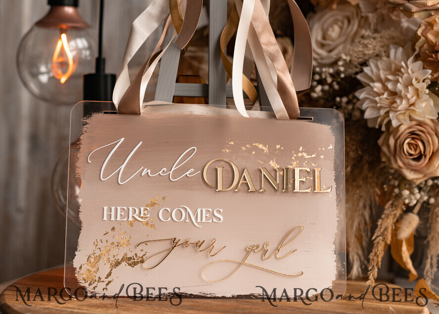 BLUMENMÄDCHEN / SEITENJUNGE SCHILDER Acrylschilder für Blumenmädchen / Ringträger Personalisierte Acryl-Hochzeits-Schild für den Ringträger, Ombre Beige Gold Acryl-Schild für den Ringträger, bemaltes Plexiglas-Acryl-Schild für das Blumenmädchen, Schild für das Blumenmädchen am Hochzeitstag, boho glam Bogen gold Acryl-Hochzeitsdekoration für das Blumenmädchen, Papa, es ist Zeit, Mama unseren Nachnamen zu geben, Bogen Acryl hier kommt die Braut.