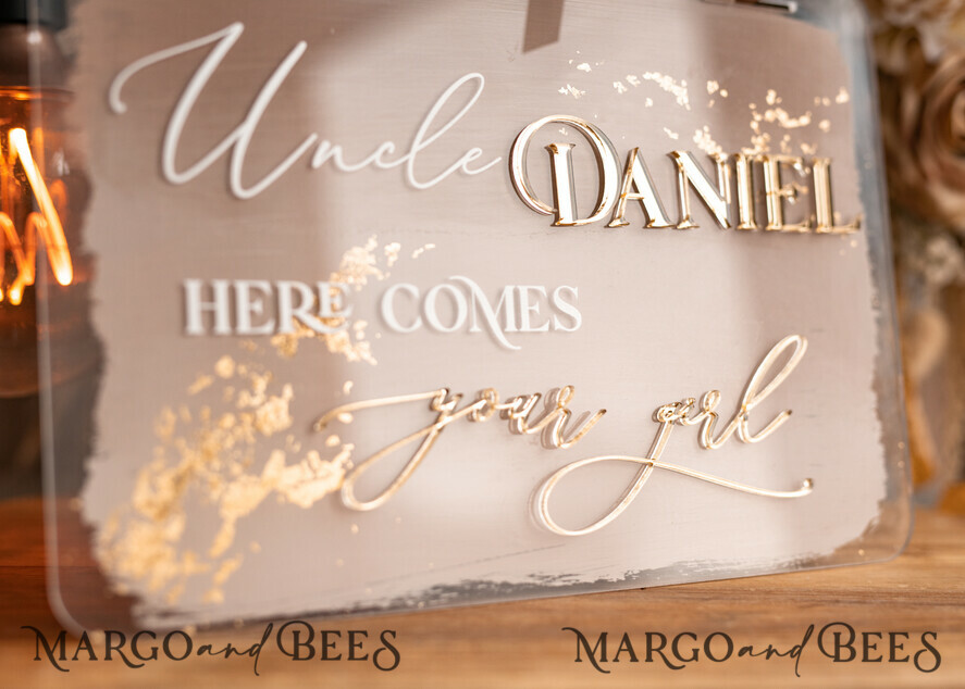 BLUMENMÄDCHEN / SEITENJUNGE SCHILDER Acrylschilder für Blumenmädchen / Ringträger Personalisierte Acryl-Hochzeits-Schild für den Ringträger, Ombre Beige Gold Acryl-Schild für den Ringträger, bemaltes Plexiglas-Acryl-Schild für das Blumenmädchen, Schild für das Blumenmädchen am Hochzeitstag, boho glam Bogen gold Acryl-Hochzeitsdekoration für das Blumenmädchen, Papa, es ist Zeit, Mama unseren Nachnamen zu geben, Bogen Acryl hier kommt die Braut.