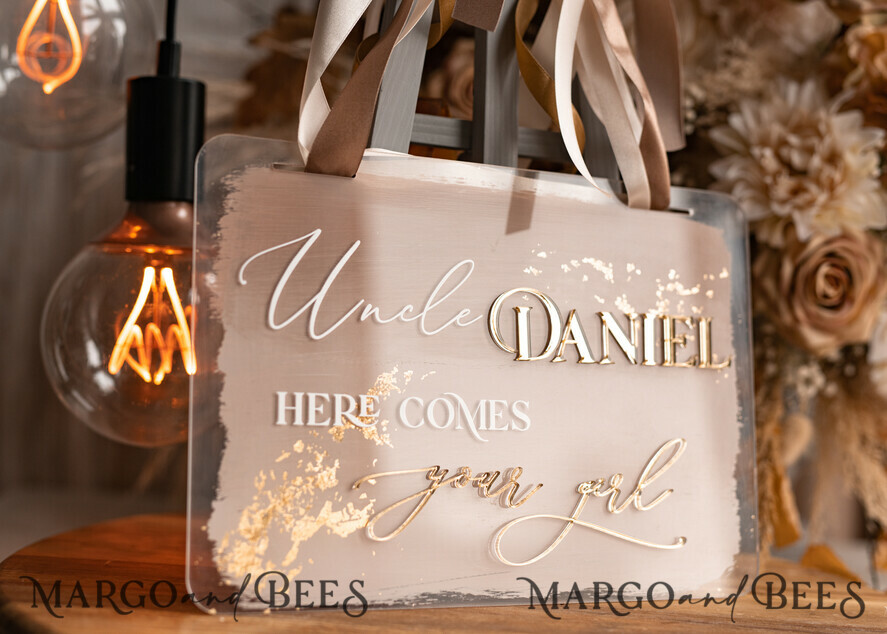BLUMENMÄDCHEN / SEITENJUNGE SCHILDER Acrylschilder für Blumenmädchen / Ringträger Personalisierte Acryl-Hochzeits-Schild für den Ringträger, Ombre Beige Gold Acryl-Schild für den Ringträger, bemaltes Plexiglas-Acryl-Schild für das Blumenmädchen, Schild für das Blumenmädchen am Hochzeitstag, boho glam Bogen gold Acryl-Hochzeitsdekoration für das Blumenmädchen, Papa, es ist Zeit, Mama unseren Nachnamen zu geben, Bogen Acryl hier kommt die Braut.