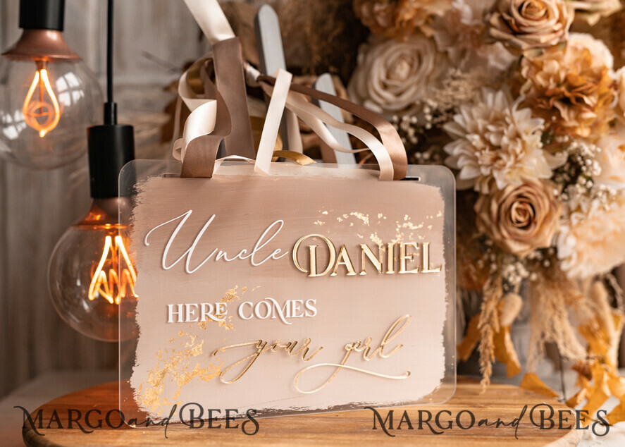 BLUMENMÄDCHEN / SEITENJUNGE SCHILDER Acrylschilder für Blumenmädchen / Ringträger Personalisierte Acryl-Hochzeits-Schild für den Ringträger, Ombre Beige Gold Acryl-Schild für den Ringträger, bemaltes Plexiglas-Acryl-Schild für das Blumenmädchen, Schild für das Blumenmädchen am Hochzeitstag, boho glam Bogen gold Acryl-Hochzeitsdekoration für das Blumenmädchen, Papa, es ist Zeit, Mama unseren Nachnamen zu geben, Bogen Acryl hier kommt die Braut.