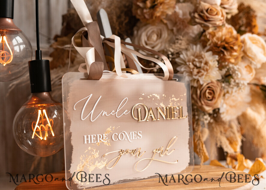 BLUMENMÄDCHEN / SEITENJUNGE SCHILDER Acrylschilder für Blumenmädchen / Ringträger Personalisierte Acryl-Hochzeits-Schild für den Ringträger, Ombre Beige Gold Acryl-Schild für den Ringträger, bemaltes Plexiglas-Acryl-Schild für das Blumenmädchen, Schild für das Blumenmädchen am Hochzeitstag, boho glam Bogen gold Acryl-Hochzeitsdekoration für das Blumenmädchen, Papa, es ist Zeit, Mama unseren Nachnamen zu geben, Bogen Acryl hier kommt die Braut.