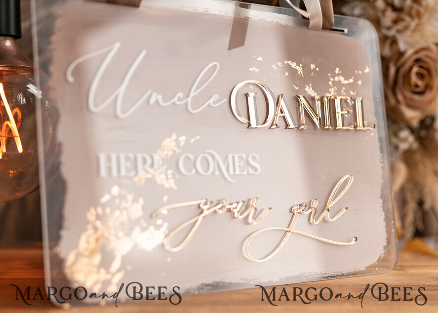 BLUMENMÄDCHEN / SEITENJUNGE SCHILDER Acrylschilder für Blumenmädchen / Ringträger Personalisierte Acryl-Hochzeits-Schild für den Ringträger, Ombre Beige Gold Acryl-Schild für den Ringträger, bemaltes Plexiglas-Acryl-Schild für das Blumenmädchen, Schild für das Blumenmädchen am Hochzeitstag, boho glam Bogen gold Acryl-Hochzeitsdekoration für das Blumenmädchen, Papa, es ist Zeit, Mama unseren Nachnamen zu geben, Bogen Acryl hier kommt die Braut.