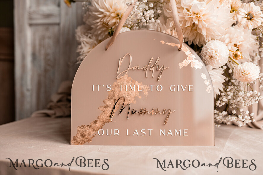 BLUMENMÄDCHEN / SEITENJUNGE SCHILDER Acrylschilder für Blumenmädchen / Ringträger Personalisierte Bogen-Acryl-Hochzeits-Schild für den Page, Beigegoldenes Acryl-Schild für den Page, bemaltes Plexiglas-Acryl-Schild für das Blumenmädchen, Hochzeits-Schild für das Blumenmädchen, Boho Glam Bogen goldene Acryl-Hochzeitsdekoration für das Blumenmädchen, Papa, es ist Zeit, Mama unseren Nachnamen zu geben, Bogen-Acryl 