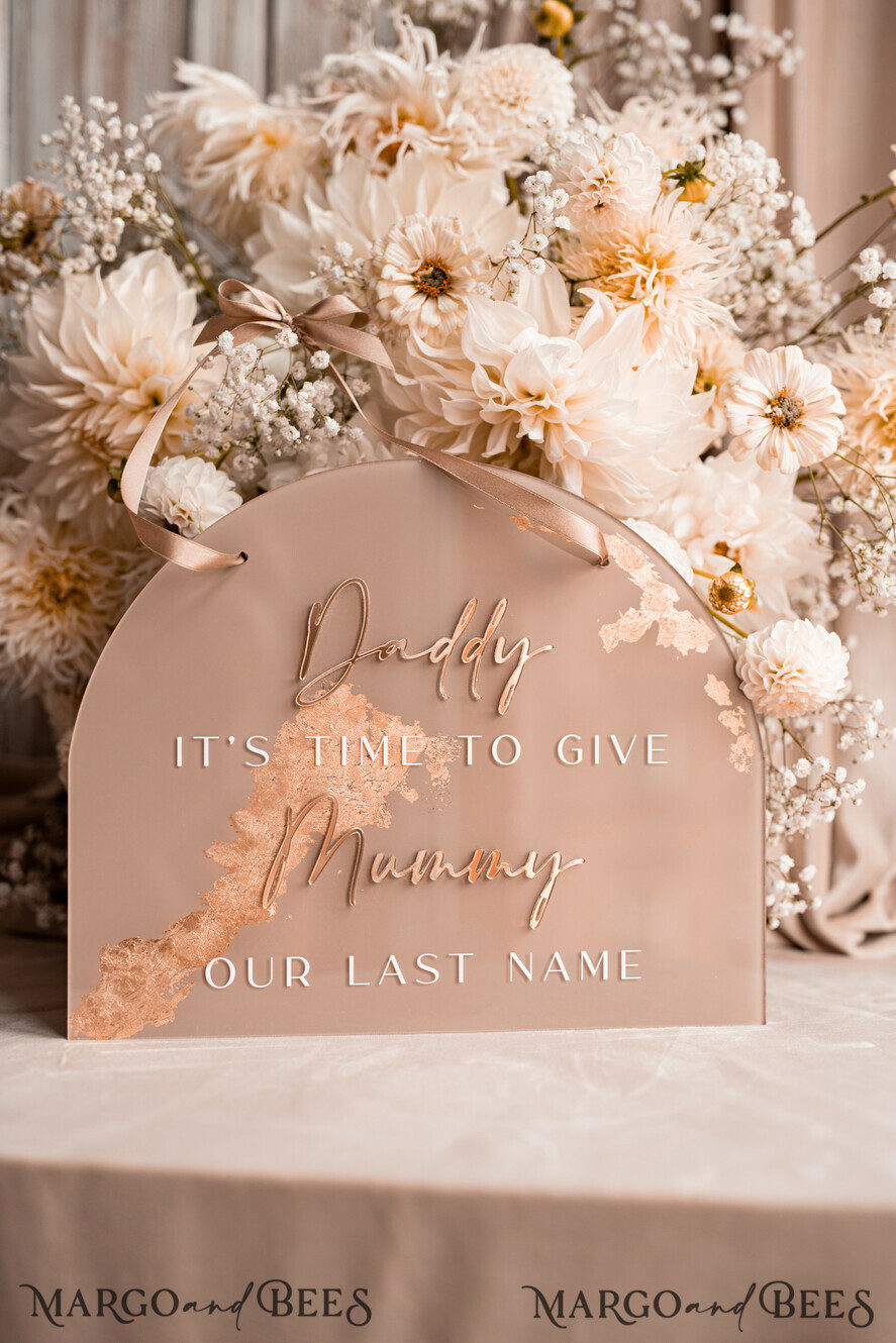 BLUMENMÄDCHEN / SEITENJUNGE SCHILDER Acrylschilder für Blumenmädchen / Ringträger Personalisierte Bogen-Acryl-Hochzeits-Schild für den Page, Beigegoldenes Acryl-Schild für den Page, bemaltes Plexiglas-Acryl-Schild für das Blumenmädchen, Hochzeits-Schild für das Blumenmädchen, Boho Glam Bogen goldene Acryl-Hochzeitsdekoration für das Blumenmädchen, Papa, es ist Zeit, Mama unseren Nachnamen zu geben, Bogen-Acryl 