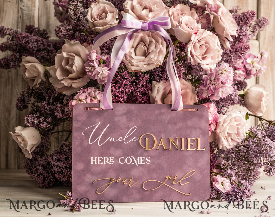 BLUMENMÄDCHEN / SEITENJUNGE SCHILDER Acrylschilder für Blumenmädchen / Ringträger Personalisierte Acryl-Hochzeitsbeschilderung, mauve Samt Page Boy-Schild, staubroségoldenes Acryl-Blumenmädchen-Schild, Pflaumen-Page-Boy-Hochzeitsschild, boh