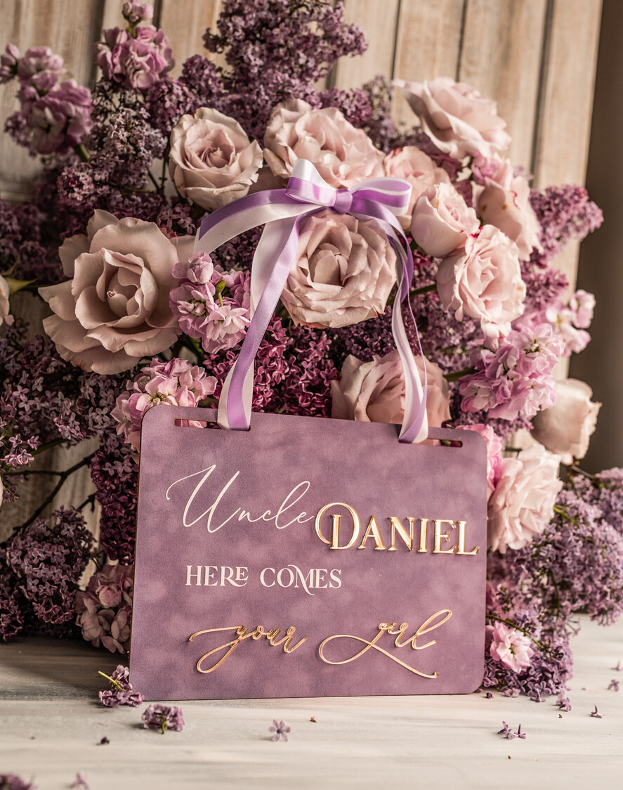 BLUMENMÄDCHEN / SEITENJUNGE SCHILDER Acrylschilder für Blumenmädchen / Ringträger Personalisierte Acryl-Hochzeitsbeschilderung, mauve Samt Page Boy-Schild, staubroségoldenes Acryl-Blumenmädchen-Schild, Pflaumen-Page-Boy-Hochzeitsschild, boh
