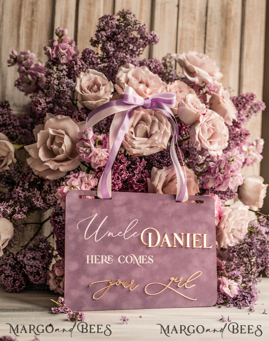 BLUMENMÄDCHEN / SEITENJUNGE SCHILDER Acrylschilder für Blumenmädchen / Ringträger Personalisierte Acryl-Hochzeitsbeschilderung, mauve Samt Page Boy-Schild, staubroségoldenes Acryl-Blumenmädchen-Schild, Pflaumen-Page-Boy-Hochzeitsschild, boh
