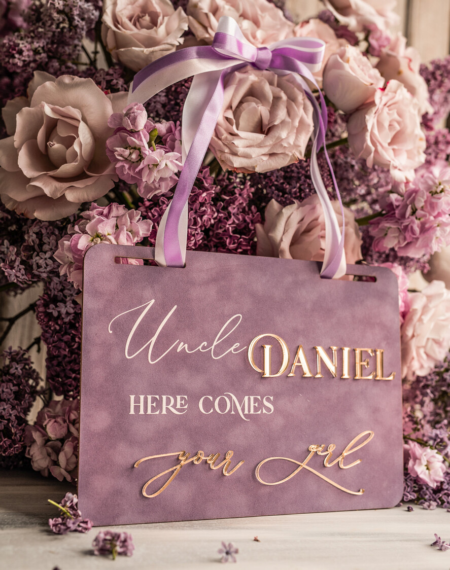 BLUMENMÄDCHEN / SEITENJUNGE SCHILDER Acrylschilder für Blumenmädchen / Ringträger Personalisierte Acryl-Hochzeitsbeschilderung, mauve Samt Page Boy-Schild, staubroségoldenes Acryl-Blumenmädchen-Schild, Pflaumen-Page-Boy-Hochzeitsschild, boh