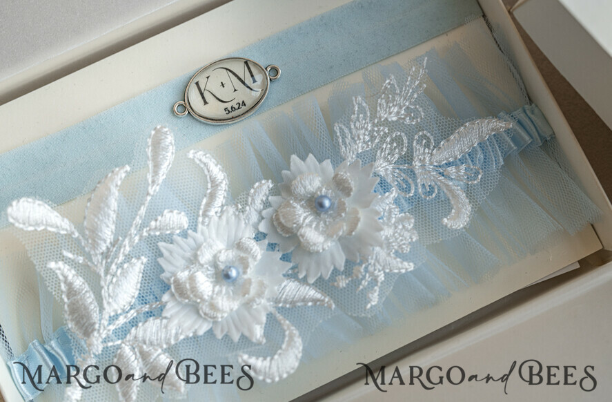 BRAUT Bolero, Kleider, Strumpfband STRUMPFBAND FÜR DIE BRAUT Set aus zwei Gürteln, personalisierter Hochzeitsgürtel in Box, etwas blaues Tüll-Gürtel & personalisiertes Wurf-Set, Gürtel für die Braut, Geschenk zur Brautparty, Tüll-Gürtel-Set, Geschenk für die Braut, Wurf-Gürtel