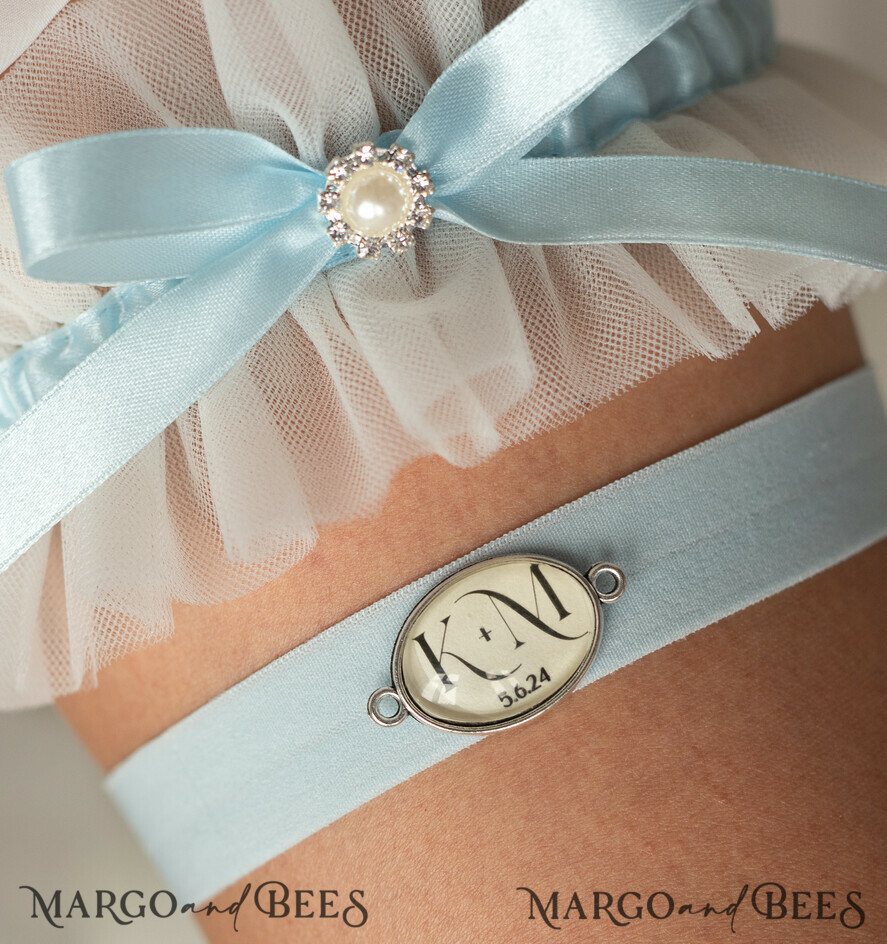 BRAUT Bolero, Kleider, Strumpfband STRUMPFBAND FÜR DIE BRAUT Set aus zwei Gürteln, personalisierter Hochzeitsgürtel in Box, etwas blaues Tüll-Gürtel & personalisiertes Wurfset, Gürtel für die Braut, Geschenk zur Brautparty, Tüll-Gürtel-Set, Geschenk für die Braut, Wurf-Gürtel.