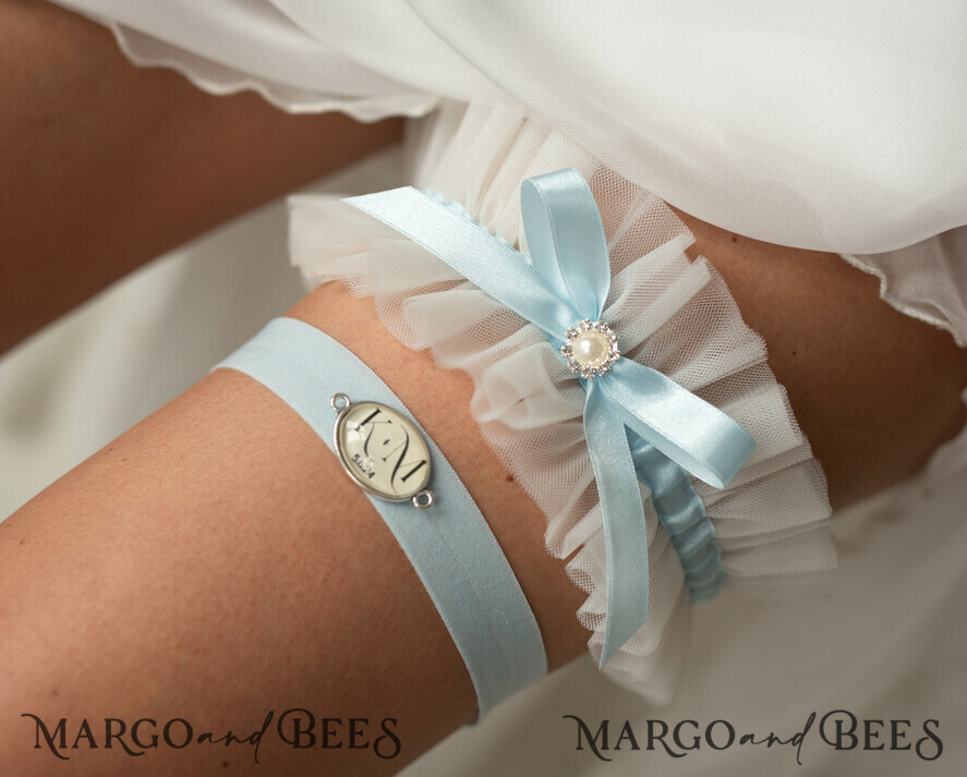 BRAUT Bolero, Kleider, Strumpfband STRUMPFBAND FÜR DIE BRAUT Set aus zwei Gürteln, personalisierter Hochzeitsgürtel in Box, etwas blaues Tüll-Gürtel & personalisiertes Wurfset, Gürtel für die Braut, Geschenk zur Brautparty, Tüll-Gürtel-Set, Geschenk für die Braut, Wurf-Gürtel.