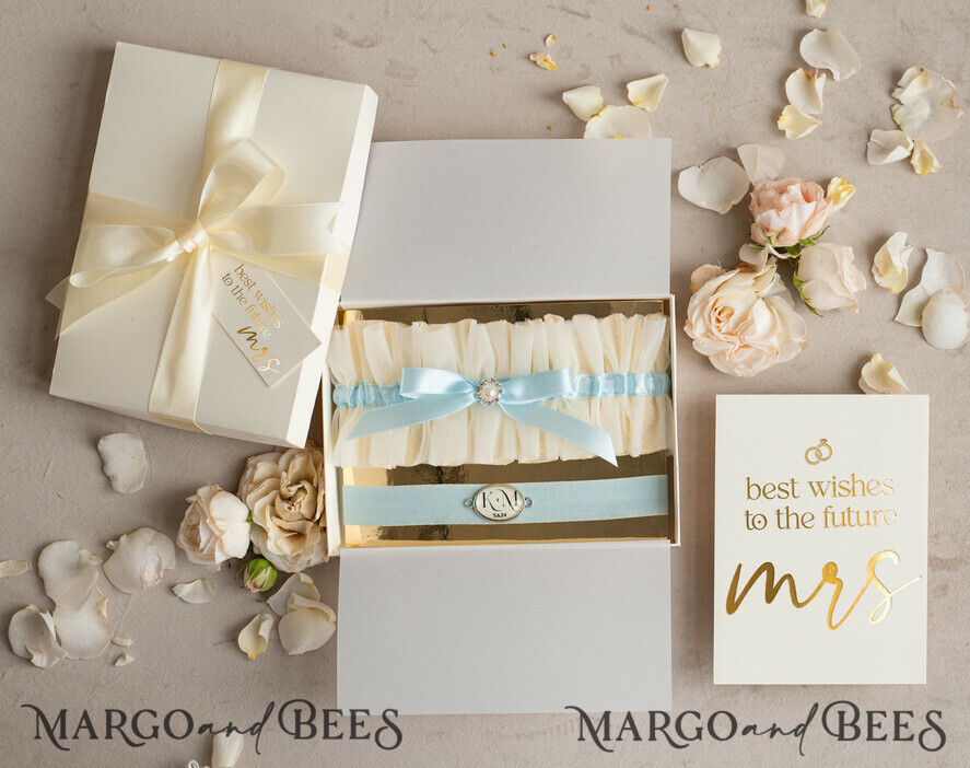 BRAUT Bolero, Kleider, Strumpfband STRUMPFBAND FÜR DIE BRAUT Set aus zwei Gürteln, personalisierter Hochzeitsgürtel in Box, etwas blaues Tüll-Gürtel & personalisiertes Wurfset, Gürtel für die Braut, Geschenk zur Brautparty, Tüll-Gürtel-Set, Geschenk für die Braut, Wurf-Gürtel.