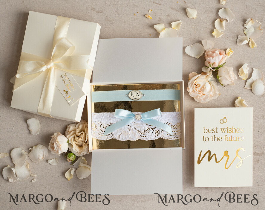BRAUT Bolero, Kleider, Strumpfband STRUMPFBAND FÜR DIE BRAUT Set von zwei Gürteln, personalisierter Hochzeitsgürtel in Box, etwas blauer Spitzen-Gürtel & personalisiertes Wurf-Set, Gürtel für die Braut, Geschenk zur Hochzeitsfeier für die Braut, weißes Gürtel-Set, Geschenk für die Braut, Wurf-Gürtel.