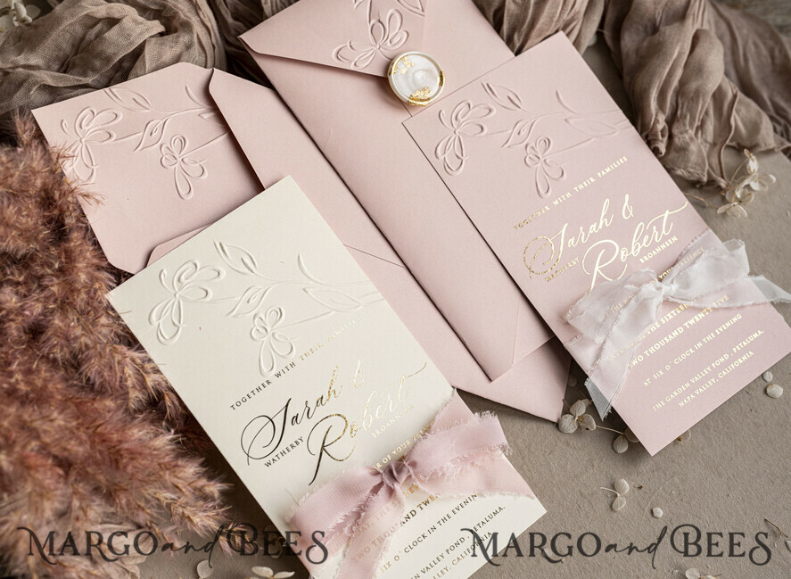 HOCHZEITS EINLADUNGEN geprägte Einladungen Maßgeschneiderte geprägte blinde Bluse in Pink und Gold Hochzeitseinladung, goldene nude deboss florale Hochzeitseinladung, moderne Garten deboss Einladungssuite, Baumwollpapier Hochzeitseinladungssuite, Hochzeitseinladungen in Gold.