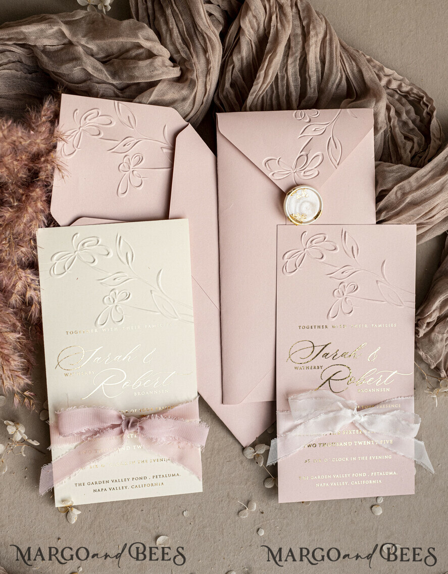 HOCHZEITS EINLADUNGEN geprägte Einladungen Maßgeschneiderte geprägte blinde Bluse in Pink und Gold Hochzeitseinladung, goldene nude deboss florale Hochzeitseinladung, moderne Garten deboss Einladungssuite, Baumwollpapier Hochzeitseinladungssuite, Hochzeitseinladungen in Gold.
