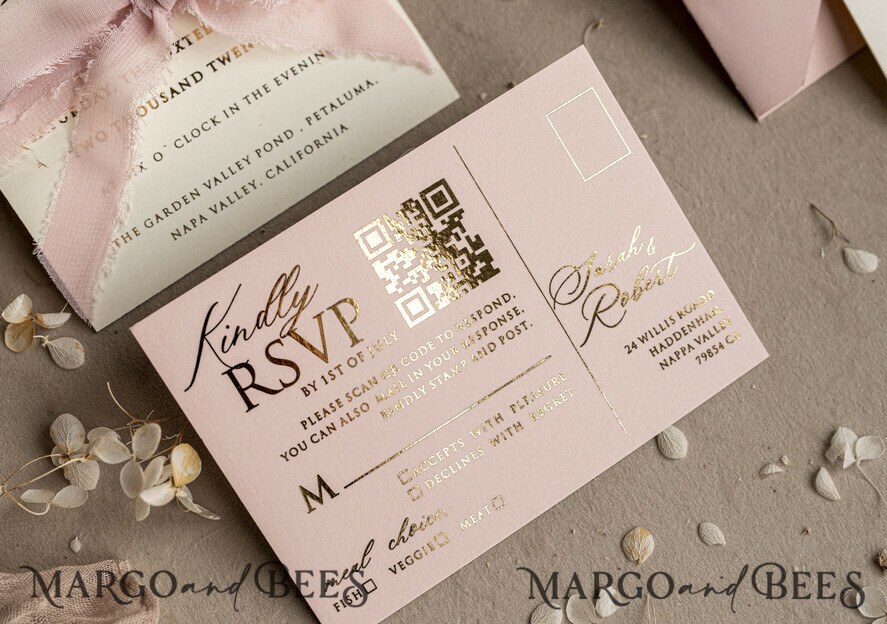 HOCHZEITS EINLADUNGEN geprägte Einladungen Maßgeschneiderte geprägte blinde Bluse in Pink und Gold Hochzeitseinladung, goldene nude deboss florale Hochzeitseinladung, moderne Garten deboss Einladungssuite, Baumwollpapier Hochzeitseinladungssuite, Hochzeitseinladungen in Gold.