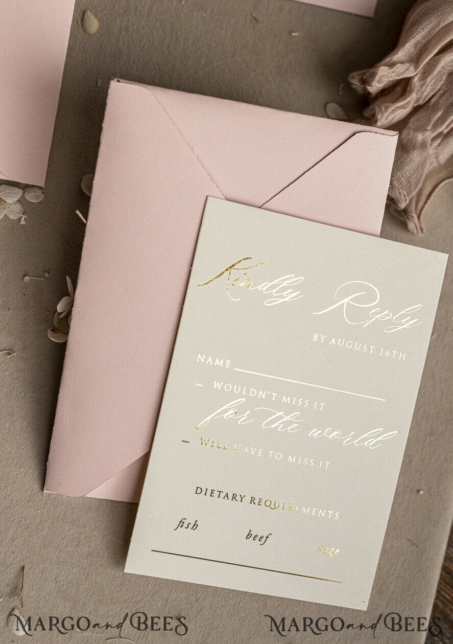 HOCHZEITS EINLADUNGEN geprägte Einladungen Maßgeschneiderte geprägte blinde Bluse in Pink und Gold Hochzeitseinladung, goldene nude deboss florale Hochzeitseinladung, moderne Garten deboss Einladungssuite, Baumwollpapier Hochzeitseinladungssuite, Hochzeitseinladungen in Gold.