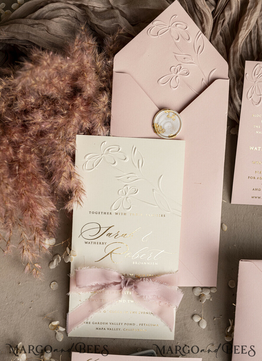 HOCHZEITS EINLADUNGEN geprägte Einladungen Maßgeschneiderte geprägte blinde Bluse in Pink und Gold Hochzeitseinladung, goldene nude deboss florale Hochzeitseinladung, moderne Garten deboss Einladungssuite, Baumwollpapier Hochzeitseinladungssuite, Hochzeitseinladungen in Gold.